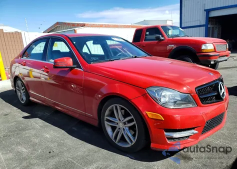 2012 Mercedes-Benz C 250 z USA, uszkodzony, nr VIN WDDGF4HB3CR236948